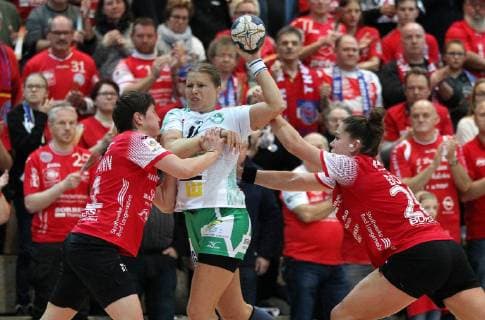 Handball 1 Bundesliga Women THC Frisch Auf Göppingen 30 12 18 Bad Langensalza Handball 1 Bundesliga Women Season 2018 2019 Thüringer Handballclub THC Frisch Auf Göppingen pictured Ina Grossmann and Emiliy Bölk THC against Michaela Hrbkova Göppingen