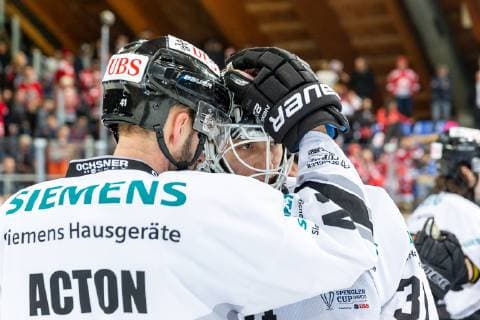 30 12 2018 Ice Hockey Season 2018 2019 Spengler Cup Semifinal Team Canada Thomas Sabo Ice Tigers Icetigers Nuremberg ThHa Will Acton 41 Thomas Sabo Ice Tigers slaps off with Niklas Treutle 31 Thomas Sabo Ice Tigers