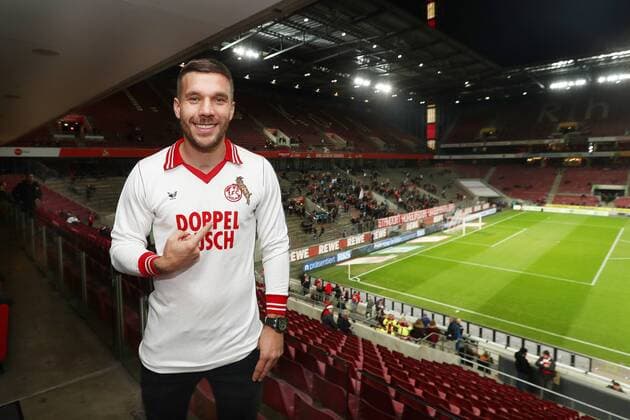 Lukas Podolski im RhienEnergieStadion Köln vor der Lukas Podolski Loge mit Südtribüne im Rücken Lukas Podolski trägt ein historisches originales Trikot vom 1.FC Köln 21.12.2018 *** Lukas Podolski in the RhienEnergieStadion Köln in front of the Lukas Podolski Lodge with south stand in the back Lukas Podolski wears a historical original jersey from 1 FC Köln 21 12 2018