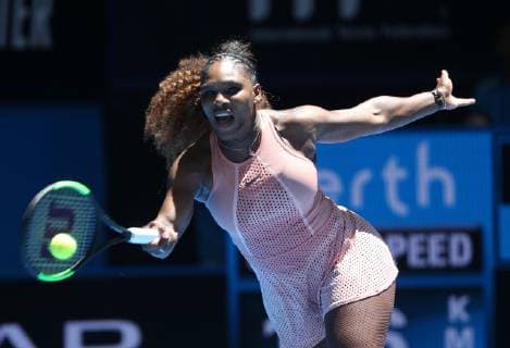Sport Bilder des Tages (181231) -- PERTH, Dec. 31, 2018 (Xinhua) -- Serena Williams of the United States returns the ball during the women s single match against Maria Sakkari of Greece between the United States and Greece at Hopman Cup mixed teams tennis tournament in Perth, Australia, Dec. 31 , 2018. Serena Williams won 2-0. (Xinhua Zhou Dan) (SP)AUSTRALIA-PERTH-TENNIS-HOPMAN CUP 