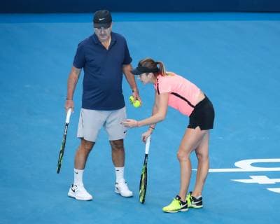 Belinda Bencic trains and talks to father coach coach training Copyright: xJuergenxHasenkopfx