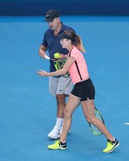 Belinda Bencic trains and talks to father coach coach training Copyright: xJuergenxHasenkopfx