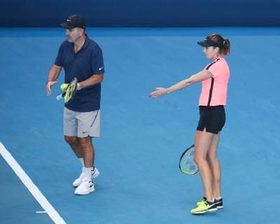 Belinda Bencic trains and talks to father coach coach training Copyright: xJuergenxHasenkopfx