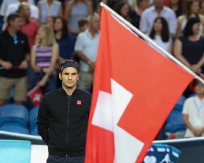 Roger Federer stands next to the flag flag while the national anthem is played Copyright: xJuergenxHasenkopfx