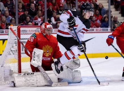 (190101) -- VANCOUVER, Jan. 1, 2019 -- Canada s Barrett Hayton (R) jumps for the puck as Russian goalie Pyotr Kochetkov looks on compete at the 2019 IIHF World Junior Championship in Vancouver, Dec. 31, 2018. Russia won 2-1. ) (SP)CANADA-VANCOUVER-IIHF-WORLD JUNIOR CHAMPIONSHIP AndrewxSoong 