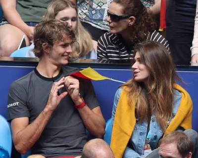Team Germany Alexander Zverev writes autographs for children sits with Olya Sharypova in the players box and follows the game Copyright: xJuergenxHasenkopfx
