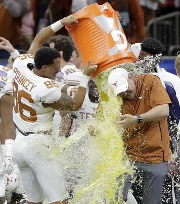 Sport Themen der Woche KW01 Sport Bilder des Tages Texas Longhorns wide receiver Jordan Pouncey (86) dumps a cooler of sports drink on head coach Tom Herman after the Longhorn beat the Georgia Bulldogs in the 85th annual Allstate Sugar Bowl at the Mercedes-Benz Superdome in New Orleans January 1, 2019.  NOP2019010115 AJxSISCO