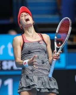 Alize Cornet reacts annoyed anger disappointed disappointment emotion Copyright: xJuergenxHasenkopfx