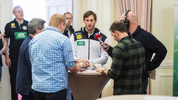 Uwe Gensheimer is surrounded by journalists for interviews Press conference of the DHB before the start of the World Championship Handball 03 01 19 Hamburg Hamburg Germany Steigenberger Hotel Treudelberg Copyright: xAgentur54Gradx xFelixxKoenigx