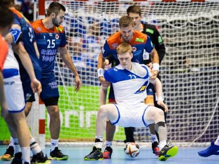 190103 Bjarte Myrhol of Norway and Ymir Örn Gislason of Iceland competes for the ball during the Gjensidige Cup match between Norway and Iceland on January 3 2019 in Oslo Photo Vegard Wivestad Grott BILDBYRAN code VG 170266, detectedSourceLanguage  Copyright: VEGARDxWIVESTADxGRoTT BB190103BB455