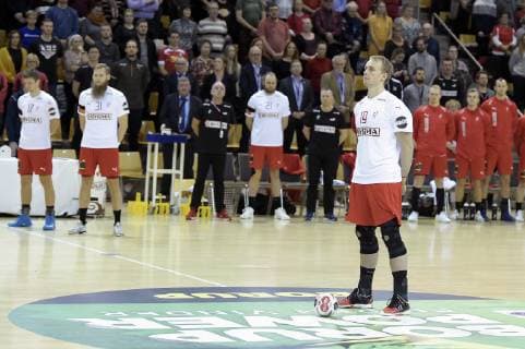 Rene Toft Hansen 19 and the rest of the Danish national team hold a minutes silence for the victims of the train accident on the Storebaeltsbroen before the friendly against Hungary in the Bygma Cup in Ceres Arena in Aarhus on Thursday 3 January 2019 Denmark, detectedSourceLanguage  Copyright: HenningxBaggerx COP102 spdk20190103-203027-L