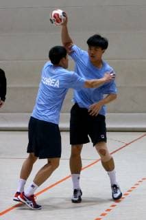 Handball Men Season 2018 19 World Championship 2019 in Germany and Denmark public training Korea two players from North Korea li and South Korea re at training 04 01 19 Copyright: xMichaelxHundtx xMatthiasxKochx