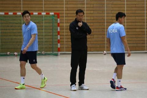 Handball Men Season 2018 19 World Championship 2019 in Germany and Denmark public training Korea Co Coach Sin Myung Chol North Korea mi 04 01 19 Copyright: xMichaelxHundtx xMatthiasxKochx