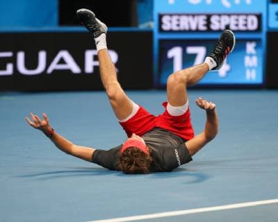 Alexander Zverev slips and falls to the ground Copyright: xJuergenxHasenkopfx