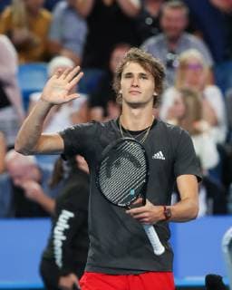 Alexander Zverev waves and thanks the audience fans Copyright: xJuergenxHasenkopfx