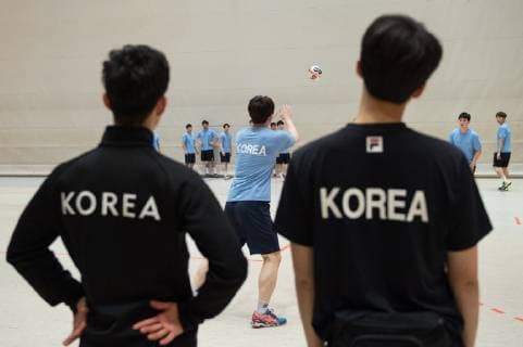 Supervisors of the Korean team observe the training of the players Handball public training of the joint handball team from North and South Korea in preparation for the Handball World Championship 2019 in DEN GER at the Horst Kober Sports Center in Berlin Germany on 04 01 2019