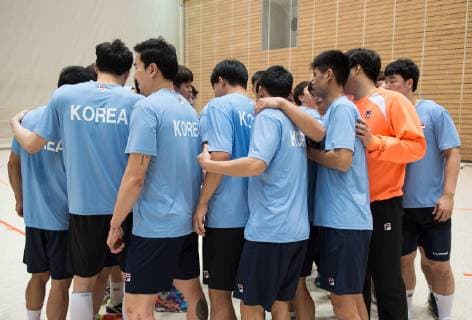 After the end of the training all players of the team come together and form a circle Handball public training of the joint handball team from North and South Korea in preparation for the Handball World Championship 2019 in DEN GER in the Horst Kober Sports Center in Berlin Germany on 04 01 2019
