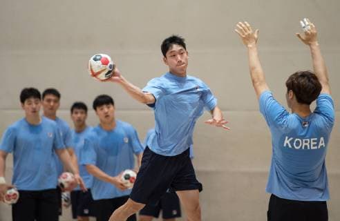 Feature Korean players at throwing training Handball Public training of the joint handball team from North and South Korea in preparation for the Handball World Championship 2019 in DEN GER at the Horst Kober Sports Centre in Berlin Germany on 04 01 2019
