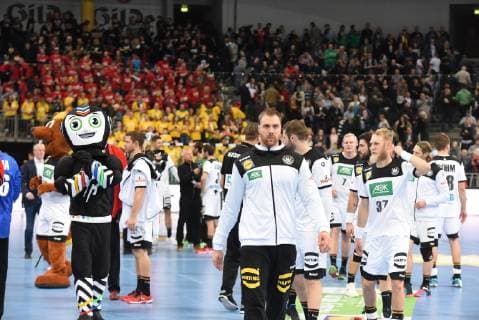 04 01 2019 xkhx Hannover Tui Arena Deutscher Handballbund DHB Handball International Match Germany GER vs. Czech Czech Republic Goalkeeper Andreas Wolff GER and his teammates thank the fans
