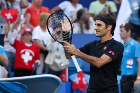 Roger Federer applauds the fans Copyright: xJuergenxHasenkopfx