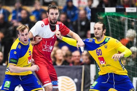 190105 Swedens Max Darj and Kim Ekdahl du Rietz in battle with Russias Gleb Kalarash during the training handball match between Sweden and Russia on January 5, 2019 in Jönköping, detectedSourceLanguage  Copyright: DANIELxSTILLER BB190105DS001