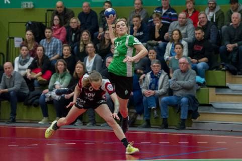 v li Fabienne Kracht BSV Sachsen Zwickau 8 Alina Otto SV Werder Bremen 27 at the throw Game scene Action Handball 2 Bundesliga Women SV Werder Bremen BSV Sachsen Zwickau xobx