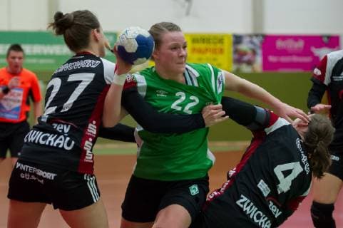v li Jenny Choinowski BSV Sachsen Zwickau 27 Jennifer Börsen SV Werder Bremen 22 and Isa Sophie Rösike BSV Sachsen Zwickau 4 in the three fight duel game scene action handball 2 Bundesliga women SV Werder Bremen BSV Sachsen Zwickau xobx