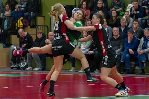 v li Alisa Pester BSV Sachsen Zwickau 28 Merle Heidergott SV Werder Bremen 3 and Katarina Pavlovic BSV Sachsen Zwickau 11 in the triathlon duel game scene action handball 2 Bundesliga women SV Werder Bremen BSV Sachsen Zwickau xobx