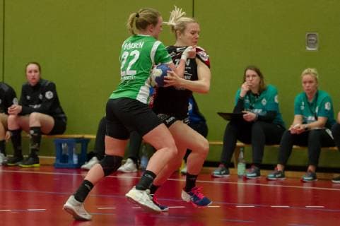 v li Jennifer Börsen SV Werder Bremen 22 and Julia Redder BSV Sachsen Zwickau 55 in duel duel game scene action handball 2 Bundesliga women SV Werder Bremen BSV Sachsen Zwickau xobx