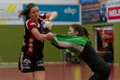 v li Katarina Pavlovic BSV Sachsen Zwickau 11 and Merle Heidergott SV Werder Bremen 3 in duel duel match scene action handball 2 Bundesliga women SV Werder Bremen BSV Sachsen Zwickau xobx