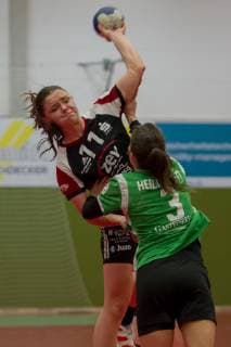 v li Katarina Pavlovic BSV Sachsen Zwickau 11 at the throw game scene action Merle Heidergott SV Werder Bremen 3 Handball 2 Bundesliga Women SV Werder Bremen BSV Sachsen Zwickau xobx