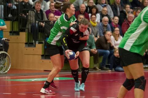 v li Merle Heidergott SV Werder Bremen 3 and Isa Sophie Rösike BSV Sachsen Zwickau 4 in duel duel game scene action handball 2 Bundesliga women SV Werder Bremen BSV Sachsen Zwickau xobx