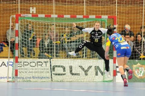 Valentyna Salamakha SG BBM Bietigheim 23 in goal against Betina Riegelhuth Storhamar Handball Elite 22 EHF Handbal Women EHF Cup Grouphase 05 01 2019 photo TBaur Eibner SG BBM Bietigheim vs. Storhamar Handball Elite Bietigheim Copyright: xEIBNER TobiasxBaurx EP_TBR