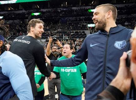 Marc Gasol (R) of the Memphis Grizzlies and Pau Gasol of the San Antonio Spurs before an NBA Basketball Herren USA basketball game, in San Antonio, TX, USA, on 05 January 2019. MEMPHIS GRIZZLIES VS. SAN ANTONIO SPURS !ACHTUNG: NUR REDAKTIONELLE NUTZUNG!  Copyright: xWilliamxAbatex AME4249 20190106-636823468828580618