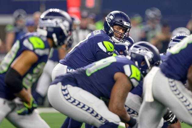 ARLINGTON, TX - JANUARY 05: Seattle Seahawks quarterback Russell Wilson (3) looks down the line during the NFC wildcard playoff game between the Seattle Seahawks and Dallas Cowboys on January 5, 2019 at AT&T Stadium in Arlington, TX. (Photo by Andrew Dieb Icon Sportswire) NFL American Football Herren USA JAN 05 NFC Wild Card - Seahawks at Cowboys Icon190105572 EDITORIAL USE ONLY