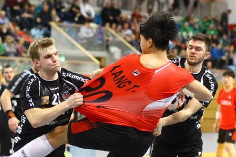 Handball Men Season 2018 19 World Championship 2019 in Germany and Denmark Test match 1 VfL Potsdam Korea Philipp Jochimsen Nr 21 1 VfL Potsdam Kang Tan Nr 20 Korea Levi Schwark Nr 98 1 VfL Potsdam 05 01 19 Copyright: xMatthiasxKochx