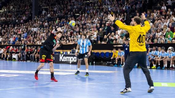 Uwe Gensheimer No 3 Germany in a seven-meter attempt against Leonel Carlos Maciel No 40 Argentina Germany vs Argentina Handball Test game 06 01 19 Kiel Schleswig Holstein Germany Sparkassen Arena Copyright: xAgentur54Gradx xFelixxKoenigx