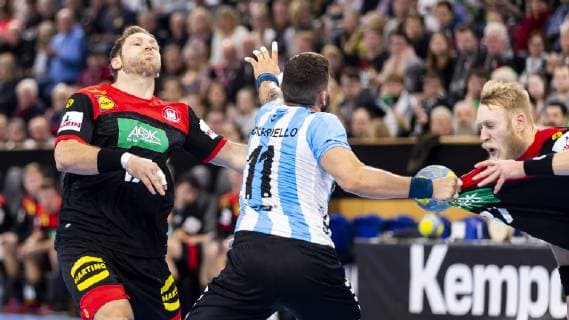Steffen Weinhold Nr 17 Germany vs. Lucas Dario Moscariello Nr 11 Argentina Germany vs Argentina Handball Test game 06 01 19 Kiel Schleswig Holstein Germany Sparkassen Arena Copyright: xAgentur54Gradx xFelixxKoenigx