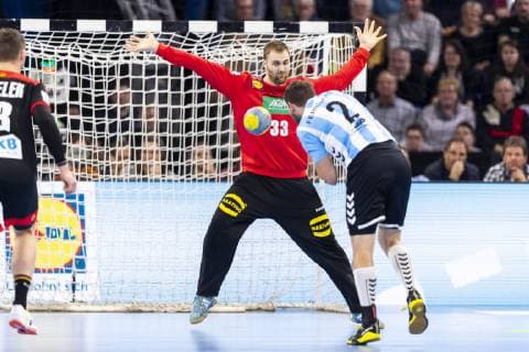 Federico Gaston Fernandez No 2 Argentina in a seven-meter attempt against goalkeeper Andreas Wolff No 33 Germany Germany vs Argentina Handball Test game 06 01 19 Kiel Schleswig Holstein Germany Sparkassen Arena Copyright: xAgentur54Gradx xFelixxKoenigx