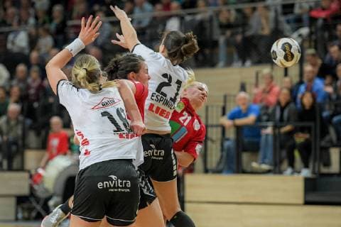 Jan Washausen HFC is blocked by Irene Espinola Perez NSU and Seline Ineichen NSU in game SV Union Halle Neustadt Wildcats vs Neckarsulmer Sport Union Handball 1 Bundesliga Saison 2018 2019 Copyright xVIADATAx xHolgerxJohnx Halle Saale Sachsen Anhalt Germany