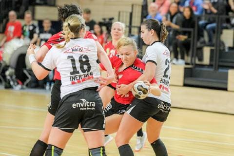 Toni Reppe SV Union Halle wins against Seline Ineichen NSU and Irene Espinol NSU SV Union Halle Neustadt Wildcats vs Neckarsulmer Sport Union Handball 1 Bundesliga Saison 2018 2019 Copyright xVIADATAx xHolgerxJohnx Halle Saale Sachsen Anhalt Germany