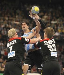 Photo Goalscoring by Federico Vieyra against Franz Semper Germany and Patrick Wiencek left Handball international on So 06 01 2019 in Kiel Germany Argentina 28 13
