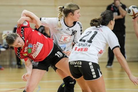 Hard fought game Nadine Smit SV Union Halle and Seline Ineichen NSU dont care about the game SV Union Halle Neustadt Wildcats vs Neckarsulmer Sport Union Handball 1 Bundesliga Saison 2018 2019 Copyright xVIADATAx xHolgerxJohnx Halle Saale Sachsen Anhalt Germany