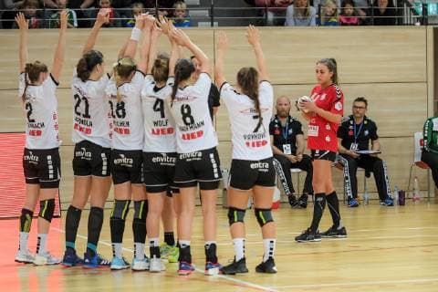 Emilia Galinska SV Union Halle with the last free throw before the break in the game SV Union Halle Neustadt Wildcats vs Neckarsulmer Sport Union Handball 1 Bundesliga Saison 2018 2019 Copyright xVIADATAx xHolgerxJohnx Halle Saale Sachsen Anhalt Germany