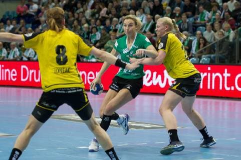 v li Angie Geschke VfL Oldenburg 21 and Vivien Jäger TV Nellingen 36 in duel duel game scene action handball Bundesliga women VfL Oldenburg TV Nellingen xobx
