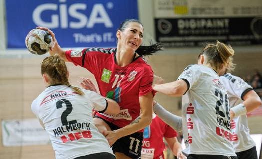 Unions Viktoria Divak M v Neckarsulmer Selina Kalmbach l and Neckarsulmer Nele Reimer r in the game SV Union Halle Neustadt v Neckarsulmer SU in the Erdgas Sportarena in Halle on 06 01 19 Halle Sachsen Anhalt Germany