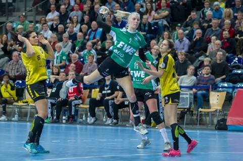 Lisa Marie Fragge VfL Oldenburg 2 at the throw game scene action handball Bundesliga women VfL Oldenburg TV Nellingen xobx