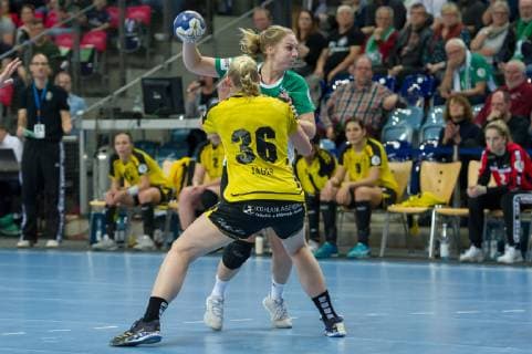v li Vivien Jäger TV Nellingen 36 and Kim Birke VfL Oldenburg 5 in duel duel game scene action handball Bundesliga women VfL Oldenburg TV Nellingen xobx