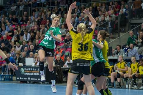 v li Angie Geschke VfL Oldenburg 21 am Ball Game scene Action Handball Bundesliga Women VfL Oldenburg TV Nellingen xobx