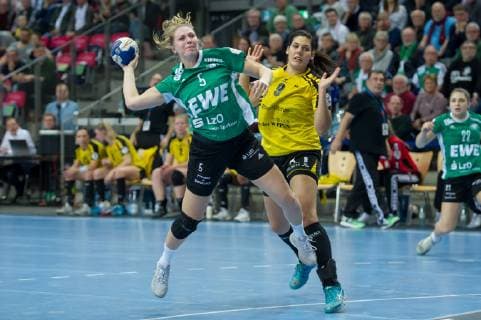 v left Kim Birke VfL Oldenburg 5 at the throw game scene action Isabel Tissekker TV Nellingen 9 handball Bundesliga women VfL Oldenburg TV Nellingen xobx